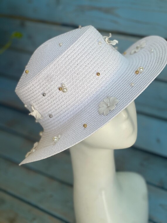 White Straw Bucket Hat: 3D Floral Pearl Accents, Wide Brim  display picture 1