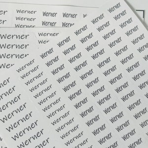 Pu&ograve; includere: Un foglio di carta bianca con il nome "Werner" stampato ripetutamente in inchiostro nero.