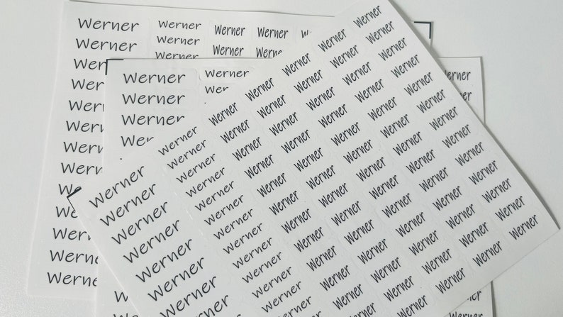 Pu&ograve; includere: Un foglio di carta bianca con il nome "Werner" stampato ripetutamente in inchiostro nero.