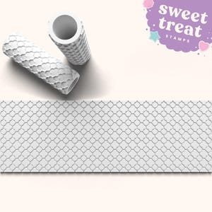 Puede incluir: Dos rodillos blancos texturizados con un patrón de cuadrifolio repetido, junto con una superficie estampada a juego. La imagen también incluye el texto "sweet treat STAMPS" en una pancarta púrpura.