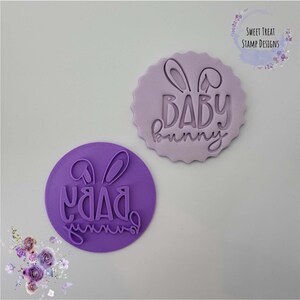 Embosseuse à biscuits pour Pâques en famille, papa et maman