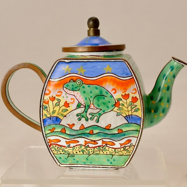 Charlotte di Vita Minature Teapot for 'trade plus aid'
