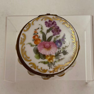 Floral porcelain box