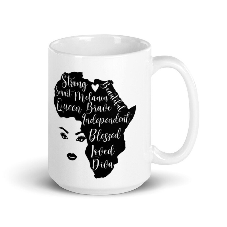 Pode incluir: Caneca de cer&acirc;mica branca com uma silhueta preta do continente africano. A silhueta &eacute; inscrita com as palavras "Strong, Smart, Melanin, Queen, Brave, Independent, Blessed, Loved, Diva". H&aacute; um pequeno s&iacute;mbolo de cora&ccedil;&atilde;o sobre a palavra "Brave".