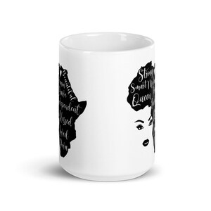 Pode incluir: Caneca de cer&acirc;mica branca com uma silhueta preta de um rosto de mulher e cabelo afro. O texto "Strong Smart Melanin Queen" est&aacute; escrito no cabelo. O lado oposto da caneca tem uma silhueta preta do continente africano com o texto "Beautiful, Brave, Independent, Blessed, Loved, Diva" escrito nele.