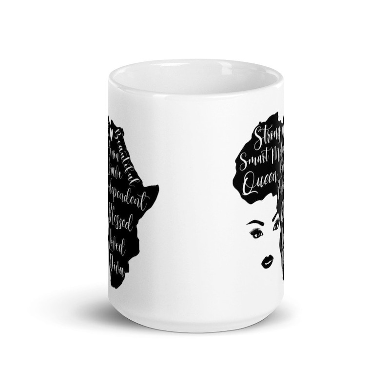 Pode incluir: Caneca de cer&acirc;mica branca com uma silhueta preta de um rosto de mulher e cabelo afro. O texto "Strong Smart Melanin Queen" est&aacute; escrito no cabelo. O lado oposto da caneca tem uma silhueta preta do continente africano com o texto "Beautiful, Brave, Independent, Blessed, Loved, Diva" escrito nele.