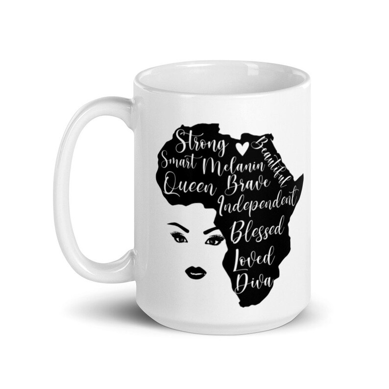 Pode incluir: Caneca de cer&acirc;mica branca com uma silhueta preta do continente africano. O continente &eacute; delineado com as palavras "Strong, Smart, Melanin, Queen, Brave, Independent, Blessed, Loved, Diva" em texto branco. Um pequeno cora&ccedil;&atilde;o &eacute; colocado sobre a palavra "Melanin".