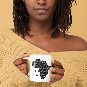Pode incluir: Caneca de cer&acirc;mica branca com uma silhueta preta do continente africano. O continente est&aacute; cheio de texto que diz "Strong, Smart Melanin, Queen, Brave, Independent, Blessed, Loved, Diva".