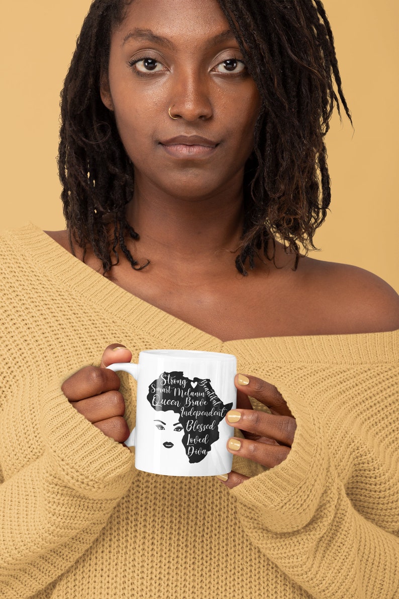 Pode incluir: Caneca de cer&acirc;mica branca com uma silhueta preta do continente africano. O continente est&aacute; cheio de texto que diz "Strong, Smart Melanin, Queen, Brave, Independent, Blessed, Loved, Diva".
