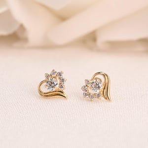 Orecchini a bottone con zirconi cubici a forma di cuore 14K • Chiusura a vite per bambini • Delicati orecchini in vero oro