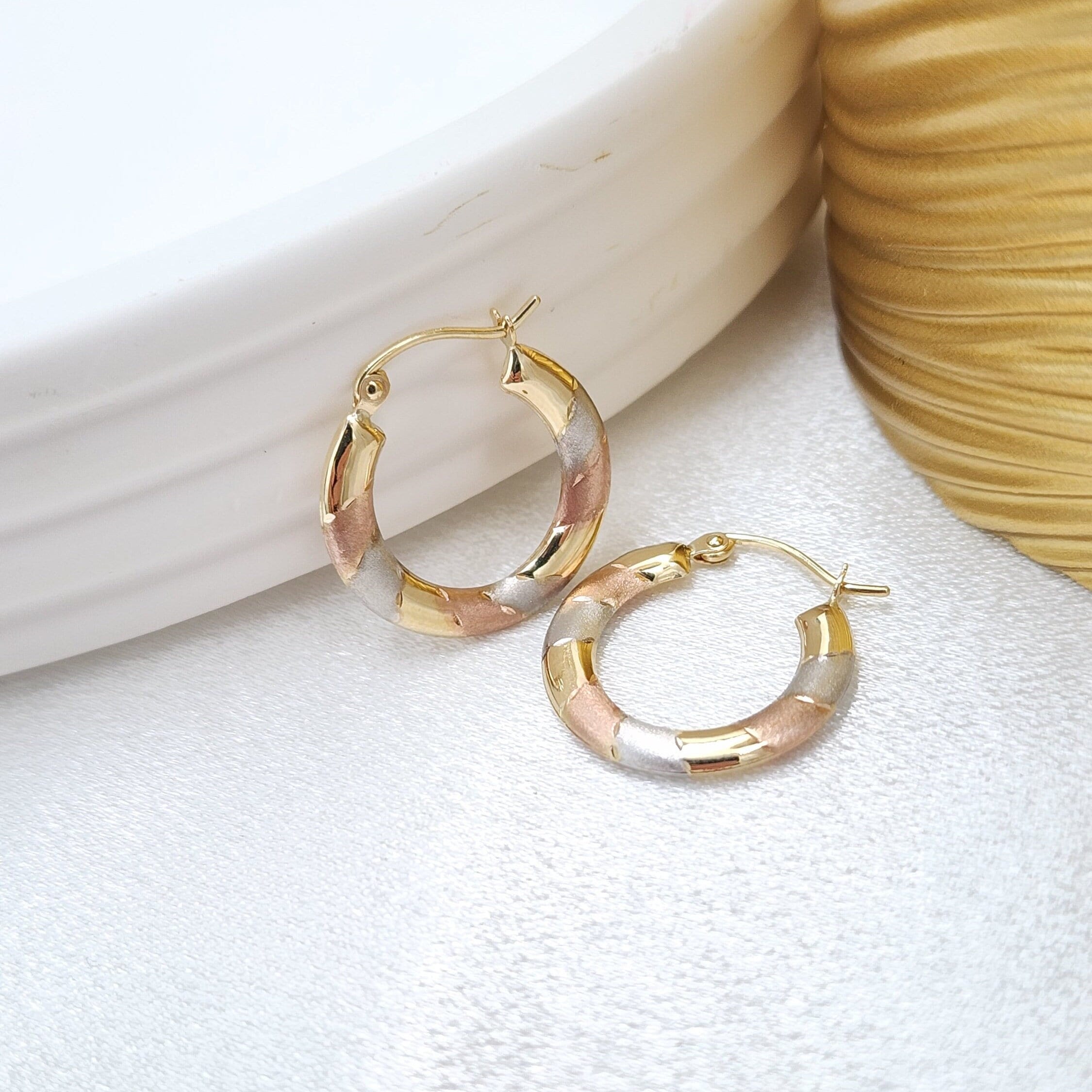 Aros pequenos de oro tricolor de 14 k livianos y versatiles para ninas o mujeres Etsy Espana