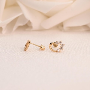 Orecchini a bottone con cuore aperto e mezza zirconia cubica 14K • Chiusura a vite per bambini • Delicati orecchini in vero oro