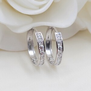 Boucles d&#39;oreilles Huggies CZ en or blanc massif 14 carats - Parfaites pour les enfants - Joaillerie fine