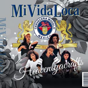 Peut inclure: Une photo en noir et blanc de cinq femmes posant devant un fond gris avec une bannière dorée et un logo pour Cerveceria Modelo Mexico 1925. Les femmes portent des vêtements noirs et blancs et ont les cheveux coiffés de différentes manières. Le texte "Mi Vida Loca" est écrit en lettres bleues et blanches en haut de l'image. Le texte "Heavenlycrafts" est écrit en lettres blanches en bas de l'image.