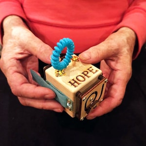 BusyCube for seniors, gift for grandparents with senile dementia, for the treatment of Alzheimer&#39;s disease, Parkinson&#39;s anxiety busybox