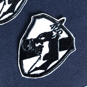 Op de afbeelding: Geborduurde patch met een zwart silhouet van een wezen en het nummer "420" op een witte achtergrond. De patch heeft een witte rand, tegen een marineblauwe stof.