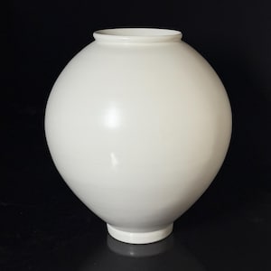 Handmade Korean Medium Moon jar Matt