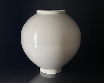 手作りの白磁の月瓶：韓国の十丈生風景 - Etsy 日本
