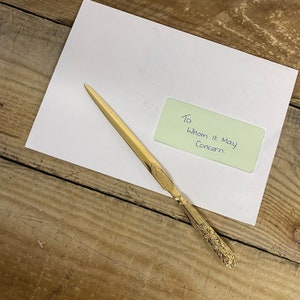 Abridor de cartas de latão em relevo