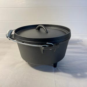 Cast Iron 3 Litre Dutch Oven pre-seasoned cooking pot with three feet | Spiral handle | Ideal for camping, cooking, baking and frying