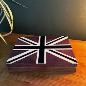 Boîte pour cartes Union Jack en bois de Sesham sculpté à la main, étui de rangement premium avec doublure en feutrine verte et 2 jeux de cartes