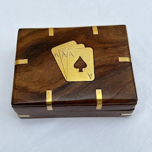 Boîte à cartes à jouer élégante en bois avec des touches de laiton - Rangement artisanal simple