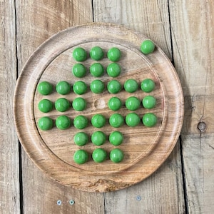 Juego de mesa SOLITARIO de madera de mango de 30 cm de diámetro con canicas de vidrio de color VERDE GUISANTE / juego de solitario de madera / juego de estrategia / juego familiar