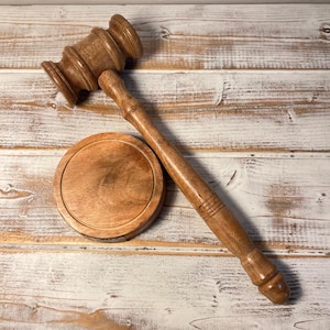 Full-Size Auctioneer&#39;s Wooden Gavel and Block - Ideal for Judges, Lawyers, Auctions, Courts, Companies, and Students