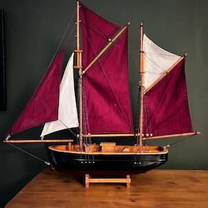 Brixham-vistrawlermodeljacht, gedetailleerde replica van klassieke vissersboot, perfect voor nautisch decor en modelboot voor verzamelaars.