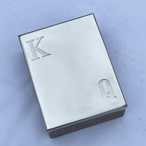 Speelkaarten in elegante houten geschenkdoos met metalen scharnierend deksel met reliëf voor opslag