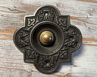 Bouton-poussoir de sonnette traditionnel en forme de quadrilobe en fonte | Bouton poussoir en laiton avec entourage en fonte | bouton de sonnette de style vintage