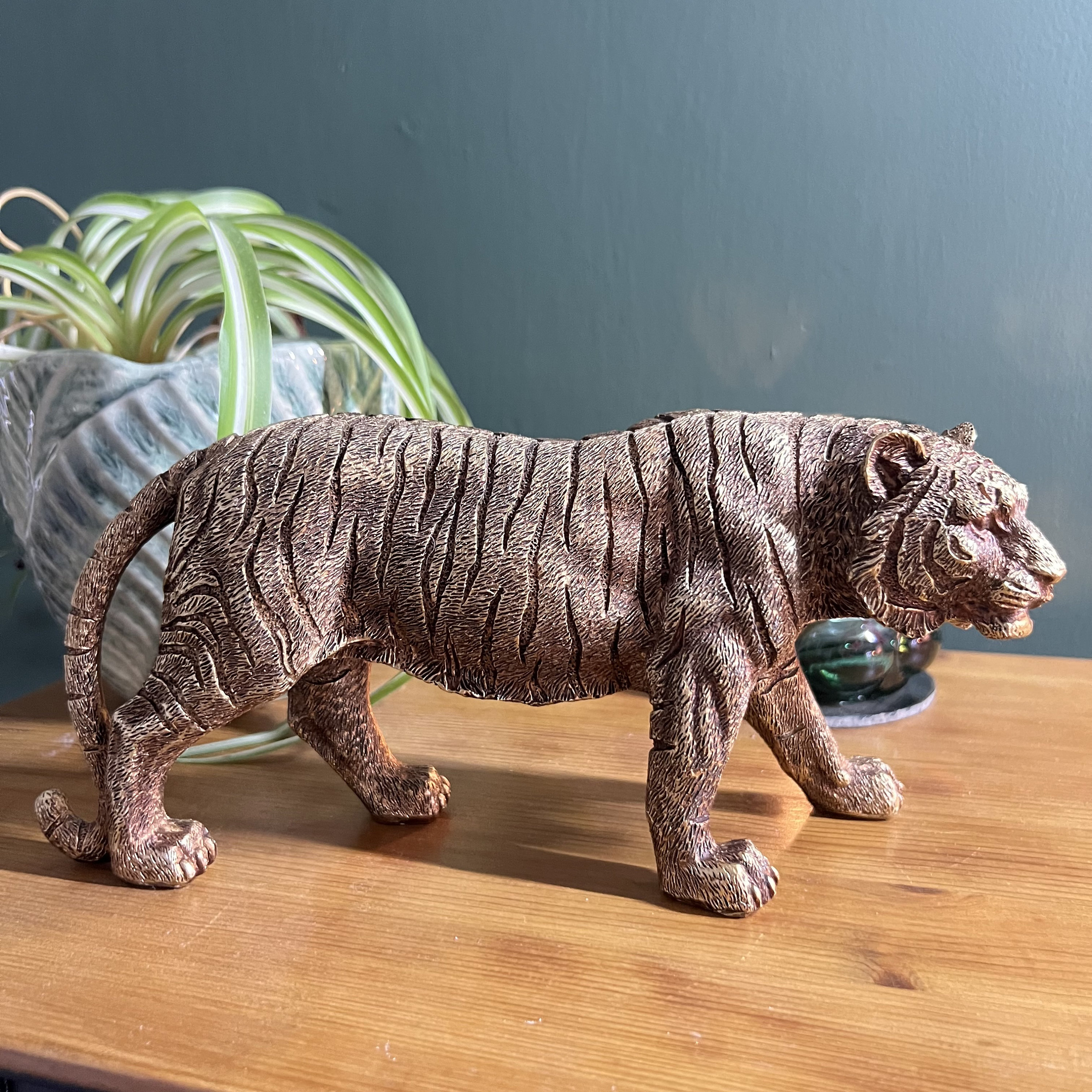 ブロンズ製トラの彫刻 bronze tiger statue Bronze Tiger Statue