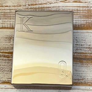 Spielkarten in Eleganter Geschenkbox aus Holz mit metallgeprägtem Klappdeckel zur Aufbewahrung