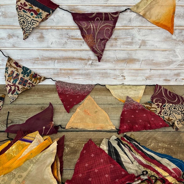 Bunting aus recyceltem Sari-Stoff in roter Farbe – Festival-Flaggen – Girlande – Party-Dekoration – Hochzeit/Geburtstag. JEDE 5M LÄNGE ist EINZIGARTIG