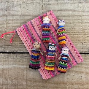 Juego de 5 muñecos de preocupación guatemaltecos hechos a mano con una colorida bolsa de almacenamiento artesanal