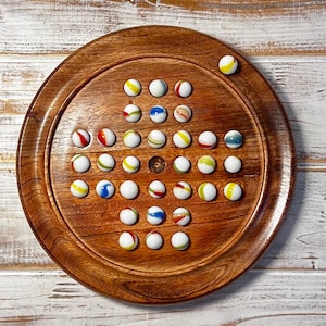 JEU DE SOCIÉTÉ POUR SOLITAIRE en bois de 22 cm de diamètre avec billes de verre tourbillonnantes Old Glory blanches | jeu de stratégie familial | jeux pour une personne
