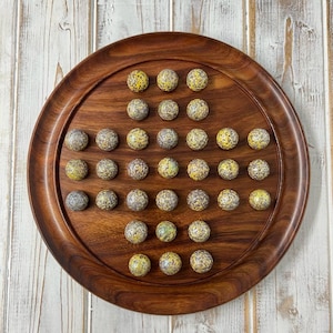 Juego de solitario grande de madera pulida con canicas de Spinosaurus con motas doradas - Tablero de 30 cm de diámetro