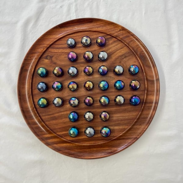 Grand jeu de solitaires en bois poli avec billes bleues lustrées - Planche de 30 cm de diamètre