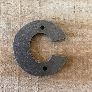 Lettres « C » en fonte - Panneaux rustiques - Plaques de maison - Lettres de l'alphabet - 5 cm / 2 po. (h) Plaques en métal
