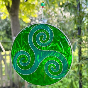GREEN TRISKELION SUNCATCHER | Light Catcher | Garden Round Hanging Ornament Suncatchers | Feng Shui | Triskelion Motif | Light Catchers