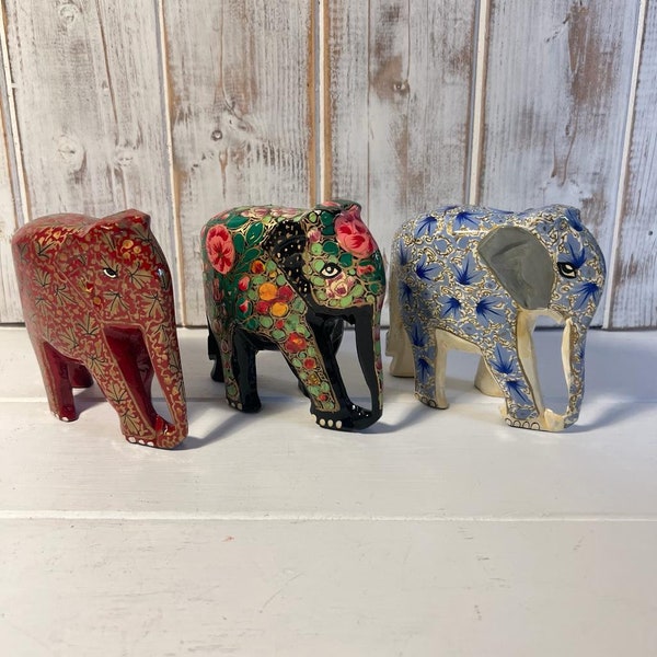 Lot de TROIS décorations ELEPHANT en papier mâché | Décorations d'animaux | Sculptures de la faune | Animaux | Décoration d'intérieur | Les éléphants représentent la bonne chance