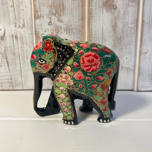 ORNEMENT ÉLÉPHANT en papier mâché noir vert et rose | Décoration | Sculpture animalière | Animal en papier mâché | Les éléphants représentent la bonne chance