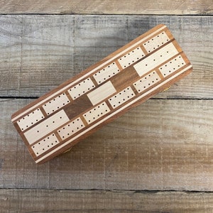 Tablero de cribbage de madera con clavijas y dos barajas de cartas