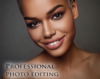 Op de afbeelding: Een close-up portret van een persoon met kort, lichtgrijs haar. De persoon glimlacht en kijkt recht in de camera. De achtergrond is effen grijs. De tekst "PROFESSIONAL PHOTO EDITING" staat onderaan de afbeelding.