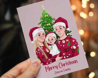 Puede incluir: Una tarjeta de Navidad con una familia de tres personas con suéteres navideños rojos y blancos. La familia está de pie frente a un árbol de Navidad decorado. La tarjeta dice "Feliz Navidad Familia Johnson".