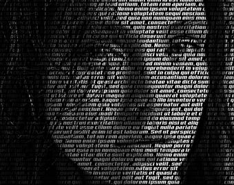 以下が含まれることがあります： 顔の白黒画像で、テキストのパターンが重ねられています。テキストは明るい色で、暗い背景とのコントラストを生み出しています。全体的な効果は芸術的で抽象的です。