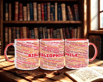 Può includere: Tre tazze da caffè con manico rosso con la parola "Bibliophile" al centro, circondate da parole relative alla lettura. Le tazze sono su una superficie di legno davanti a una libreria.