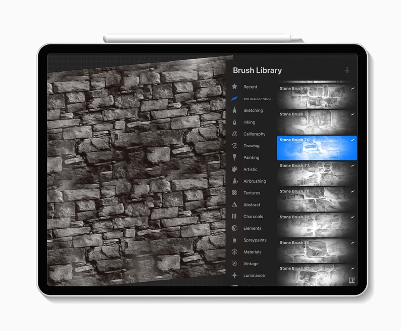 Puede incluir: Una pantalla de tableta que muestra una interfaz de biblioteca de pinceles digitales con una lista de pinceles de piedra. El lado izquierdo muestra una vista previa de una textura de pared de piedra gris, mientras que el derecho lista opciones.