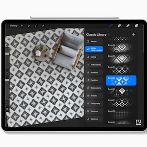 Puede incluir: Una tableta digital que muestra la interfaz de un software de dise&ntilde;o gr&aacute;fico con un men&uacute; Classic Library. La pantalla presenta un patr&oacute;n de baldosas de estrellas en blanco y negro sobre una vista cenital de una habitaci&oacute;n con silla y mesa.