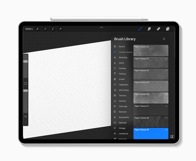 Puede incluir: Una tableta digital que muestra la Biblioteca de pinceles de la aplicaci&oacute;n Procreate. La pantalla muestra una selecci&oacute;n de texturas de papel, incluyendo "Paper Texture 49". Un l&aacute;piz blanco descansa en la parte superior. La interfaz es en blanco y negro, con una superposici&oacute;n de papel blanco texturizado.